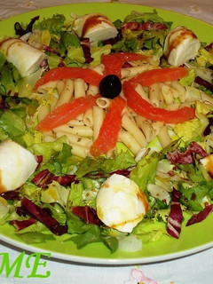 Una foto de Ensalada de macarrones, salmón y mozzarella