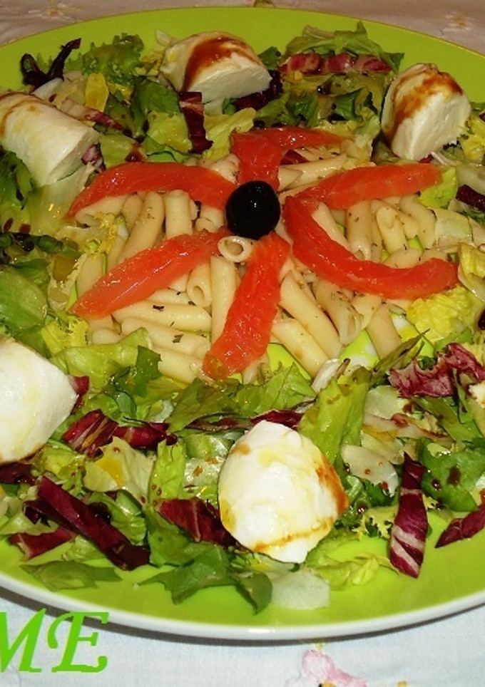Una foto de Ensalada de macarrones, salmón y mozzarella
