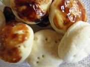 Una foto de bizcochitos de crema de leche