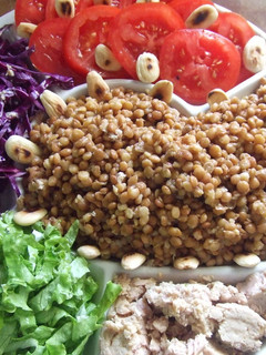 Una foto de Ensalada de lentejas con almendras y vinagreta de frutos rojos