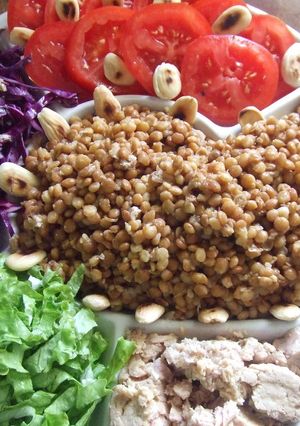 Una foto de Ensalada de lentejas con almendras y vinagreta de frutos rojos