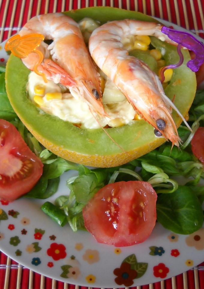 Una foto de Melón relleno con guarnición de canónigos