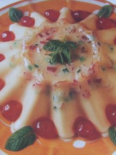 Una foto de Pastel de queso fresco y cerezas con frutas escarchadas (abrillantadas)