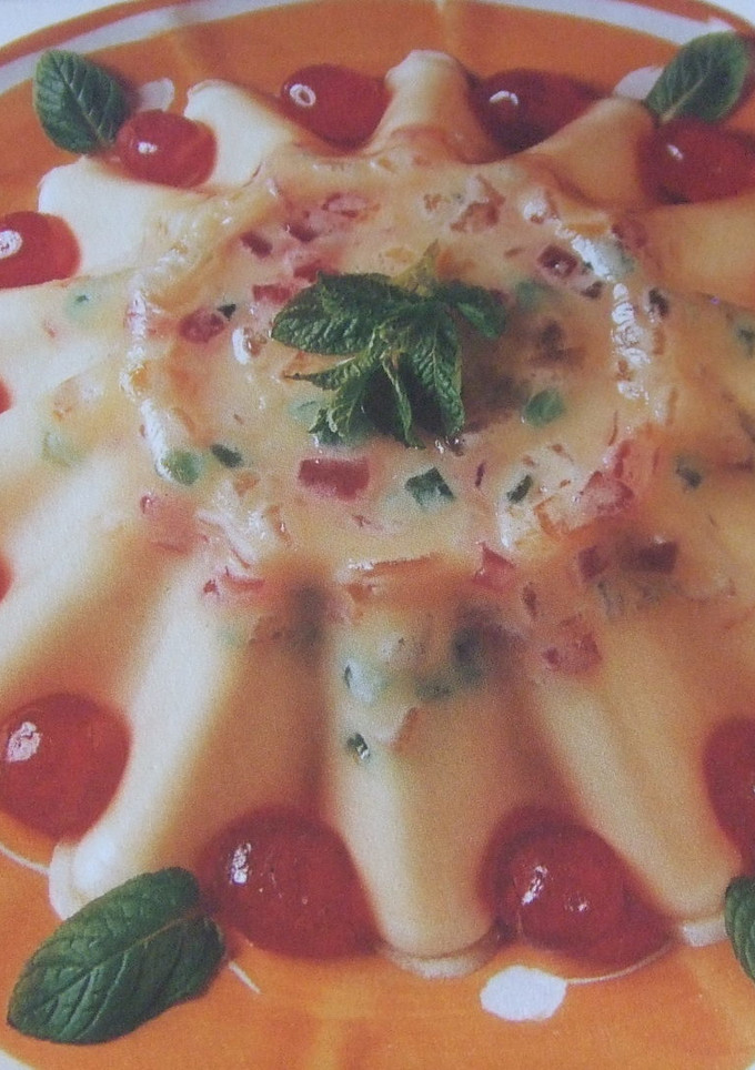 Una foto de Pastel de queso fresco y cerezas con frutas escarchadas (abrillantadas)