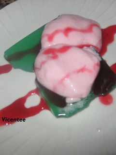 Una foto de Gelatina de manzana verde con esferificacion de yogur de fresa