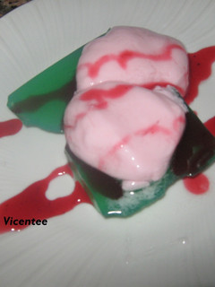 Una foto de Gelatina de manzana verde con esferificacion de yogur de fresa