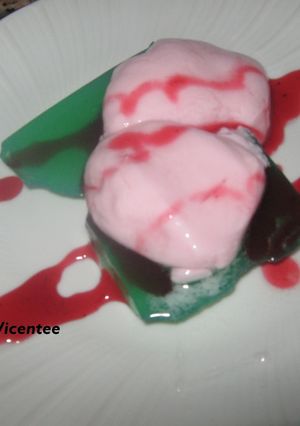 Una foto de Gelatina de manzana verde con esferificacion de yogur de fresa