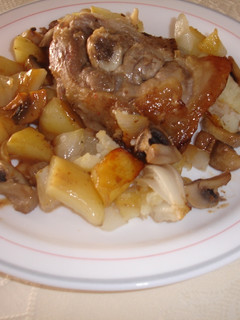 Una foto de Paletilla de cordero al horno con guarnición