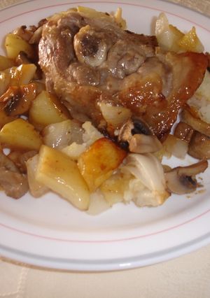 Una foto de Paletilla de cordero al horno con guarnición