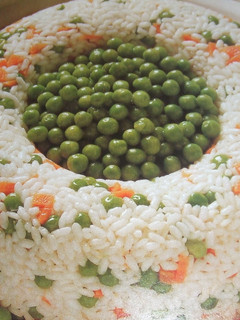 Una foto de Pastel frío de arroz con calabaza y guisantes