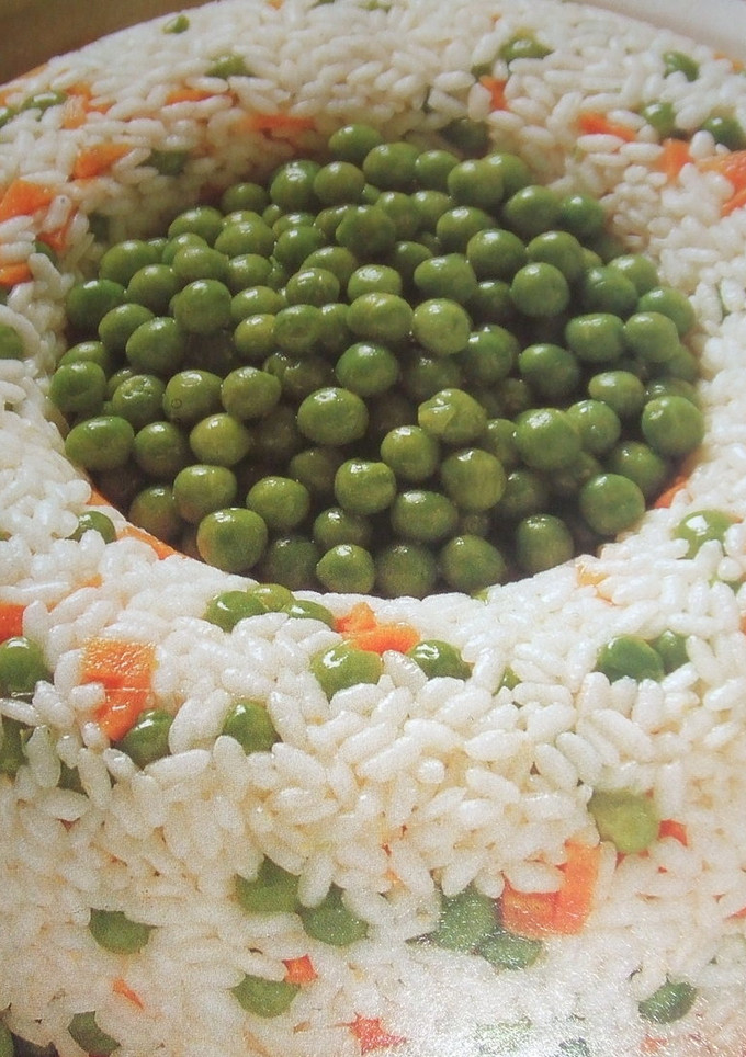 Una foto de Pastel frío de arroz con calabaza y guisantes