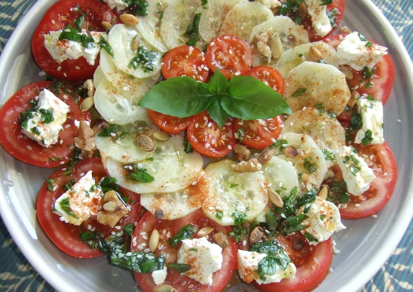 Ensalada de pepinos y tomates con pesto de pimentón