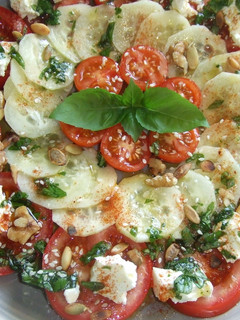 Una foto de Ensalada de pepinos y tomates con pesto de pimentón