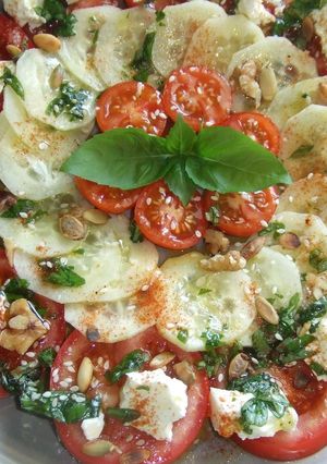 Una foto de Ensalada de pepinos y tomates con pesto de pimentón