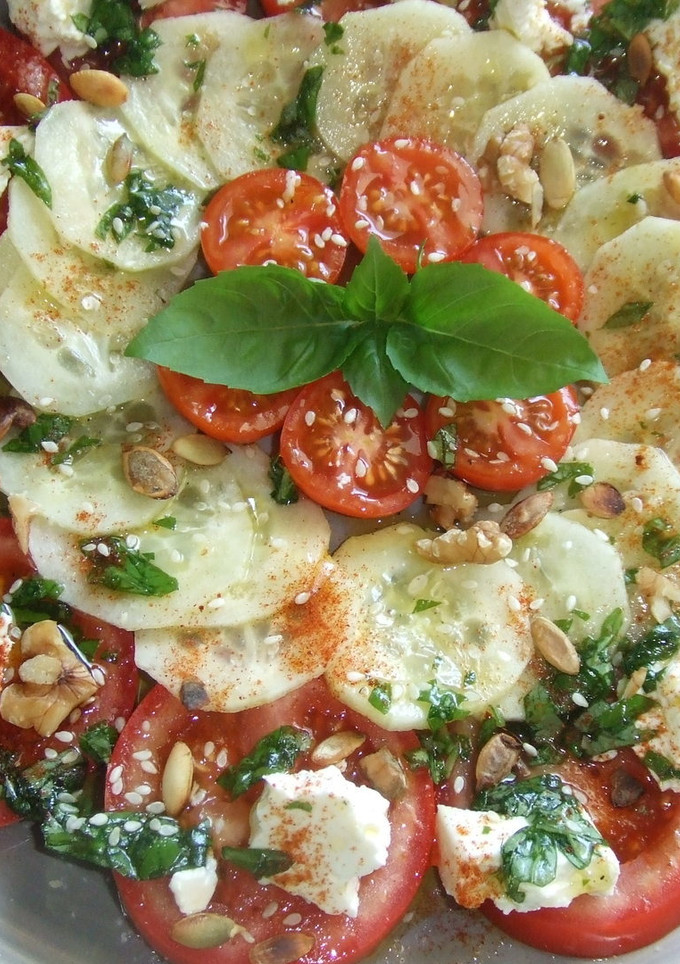 Una foto de Ensalada de pepinos y tomates con pesto de pimentón