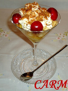 Una foto de Copa de plátano, piña y nata con praliné de almendras