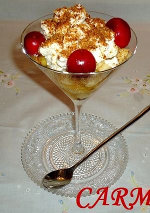 Una foto de Copa de plátano, piña y nata con praliné de almendras
