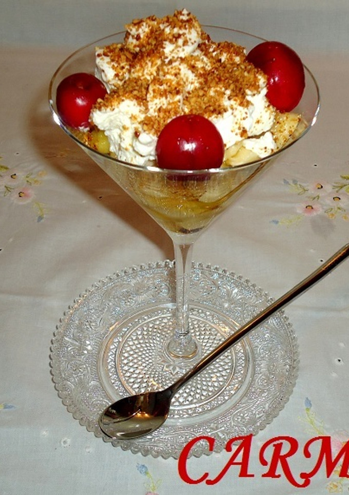 Una foto de Copa de plátano, piña y nata con praliné de almendras