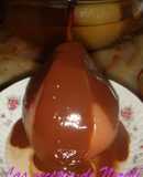 Peras en almíbar con salsa tibia de chocolate