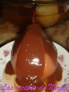 Una foto de Peras en almíbar con salsa tibia de chocolate
