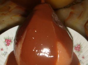Una foto de Peras en almíbar con salsa tibia de chocolate
