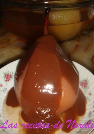Una foto de Peras en almíbar con salsa tibia de chocolate