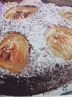 Una foto de Tarta hundida de chocolate y albaricoques frescos