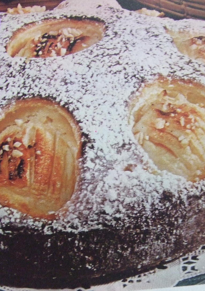 Una foto de Tarta hundida de chocolate y albaricoques frescos