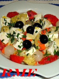 Una foto de Ensalada de corazones de alcachofa y queso