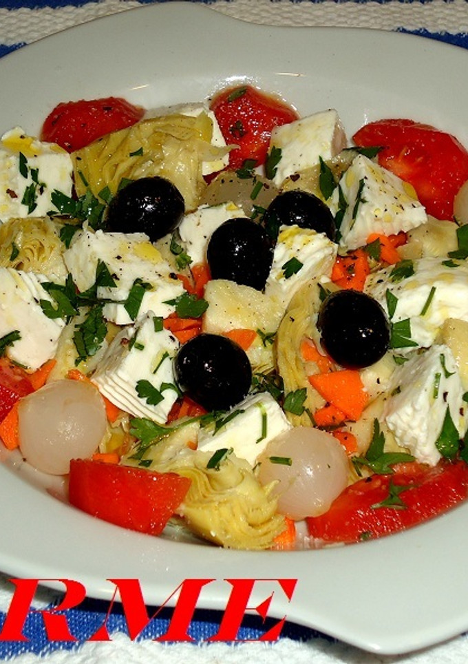 Una foto de Ensalada de corazones de alcachofa y queso