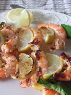 Una foto de Brochetas de langostinos con limas