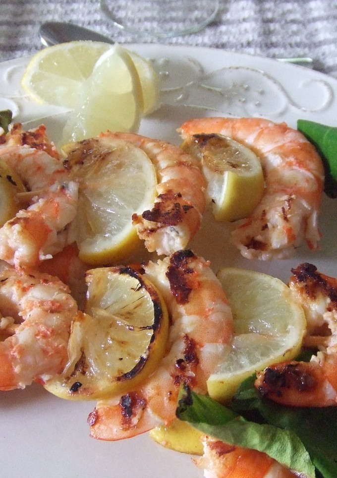Una foto de Brochetas de langostinos con limas