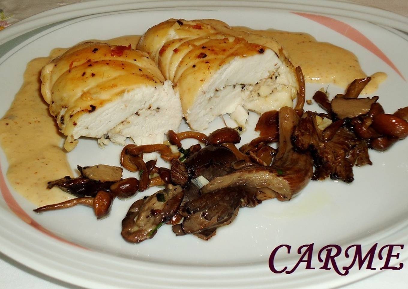 Pechugas de pollo rellenas de queso con salsa de almendras<br />