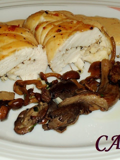 Una foto de Pechugas de pollo rellenas de queso con salsa de almendras