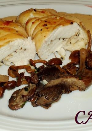 Una foto de Pechugas de pollo rellenas de queso con salsa de almendras