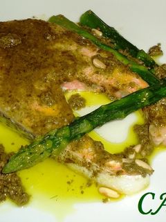 Una foto de Salmón con salsa fresca al pesto
