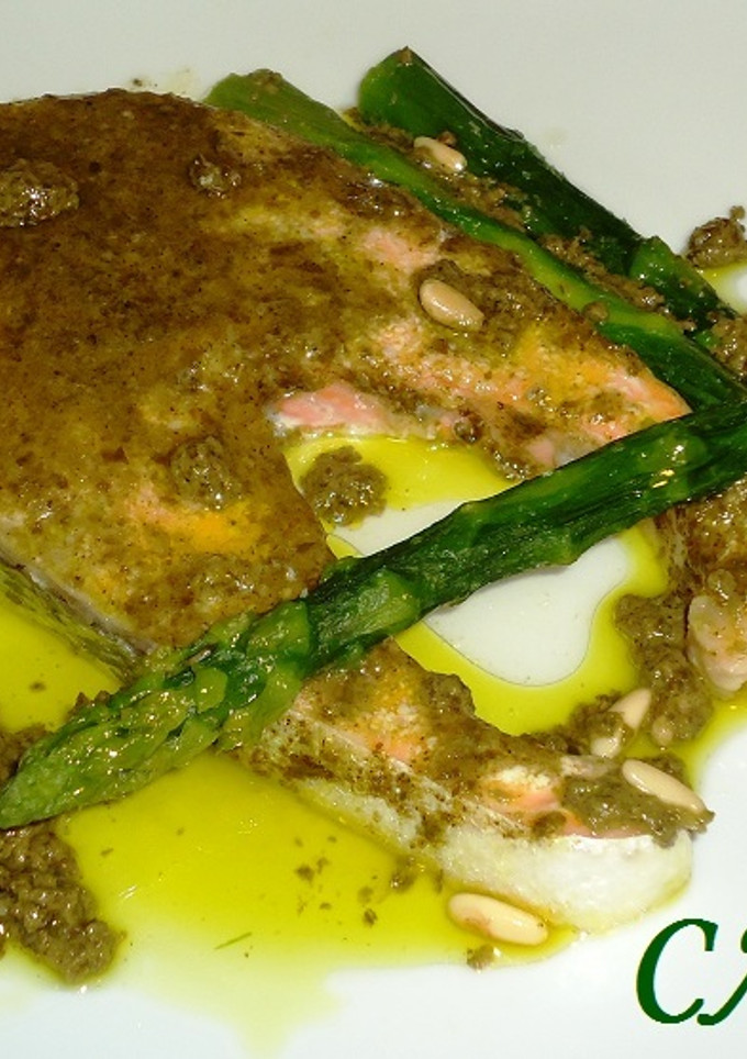 Una foto de Salmón con salsa fresca al pesto