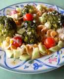 Ensalada de brócoli y pasta con vinagreta de yogur