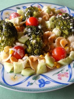 Una foto de Ensalada de brócoli y pasta con vinagreta de yogur