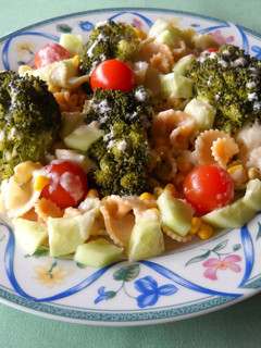 Una foto de Ensalada de brócoli y pasta con vinagreta de yogur