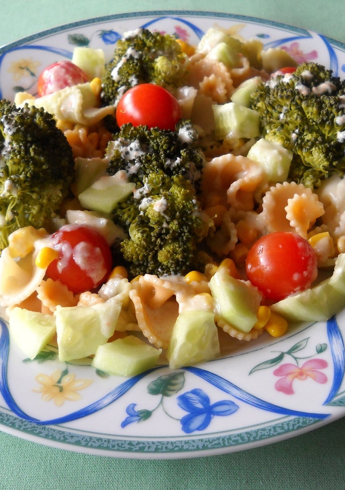 Una foto de Ensalada de brócoli y pasta con vinagreta de yogur