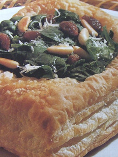Una foto de Pastelitos de hojaldre con espinacas, pasas y piñones
