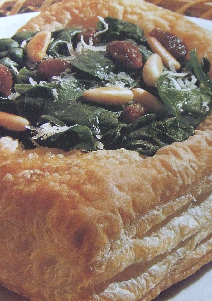 Una foto de Pastelitos de hojaldre con espinacas, pasas y piñones