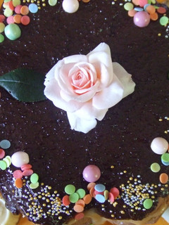 Una foto de Tarta de cumpleaños con rosa