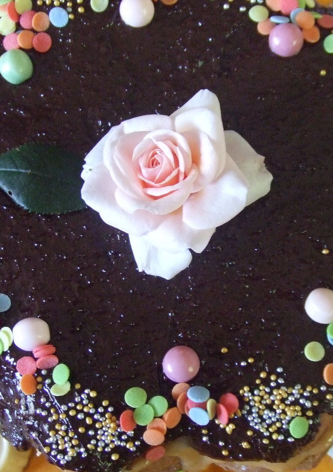 Una foto de Tarta de cumpleaños con rosa