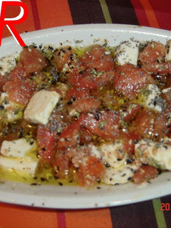 Una foto de Ensalada de queso y tomate