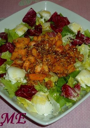 Una foto de Ensalada de salmón fresco marinado y mozzarella de búfala