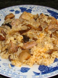 Una foto de Arroz con carne y variado de setas