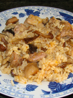 Una foto de Arroz con carne y variado de setas