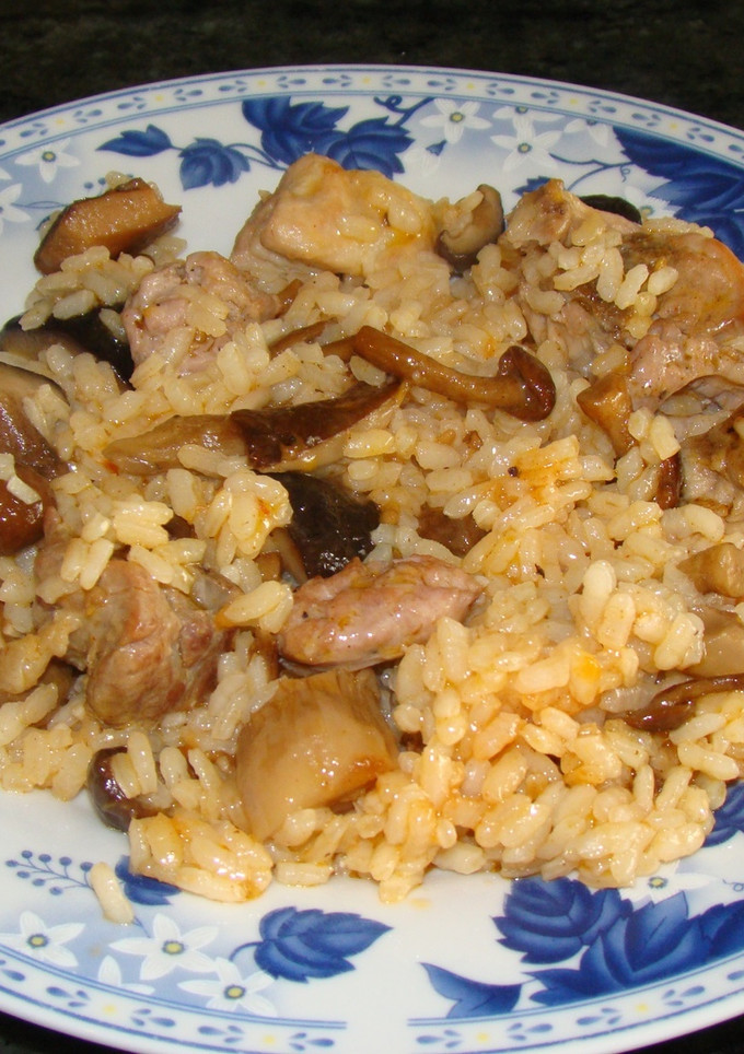 Una foto de Arroz con carne y variado de setas